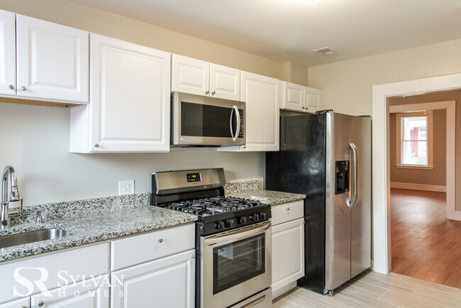 Building Photo - Feel comfortable in this 4BR 2BA townhome