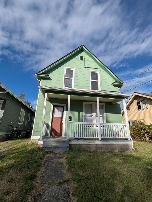 Primary Photo - $1,000 Grocery Store Gift Card! 4 Bedroom,...