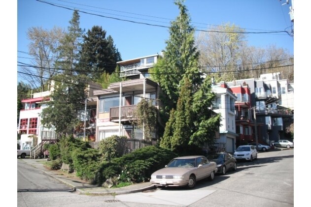 Primary Photo - 3521 S Leschi Pl