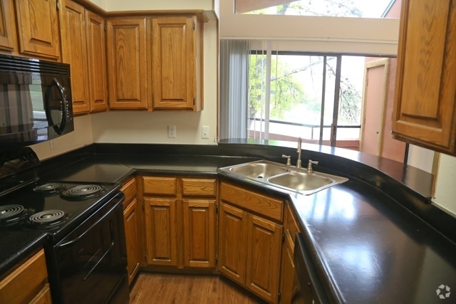 Interior Photo - 4000 HORIZON HILL APARTMENTS