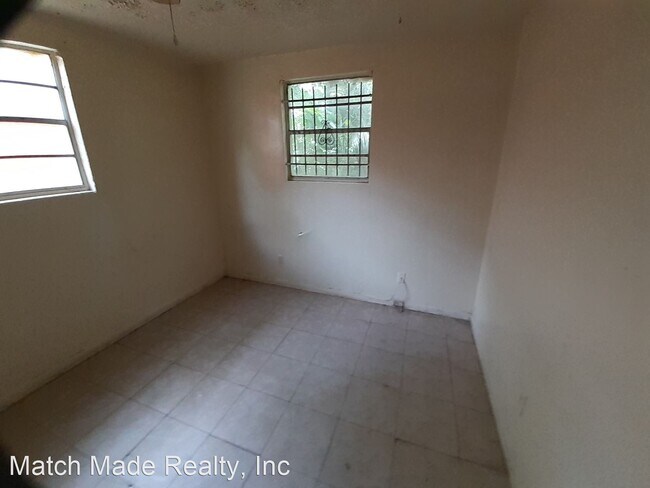 Building Photo - 1584 W 31st St