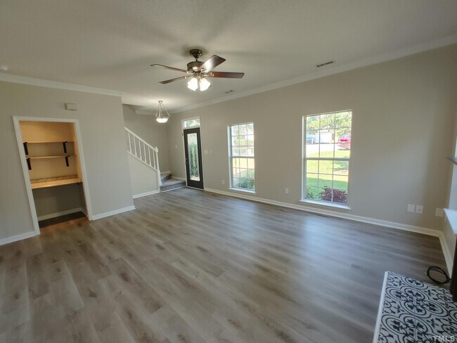 Foto del edificio - 329 Hallwood Ct