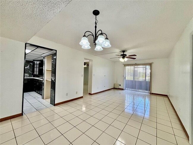 Building Photo - 802 Oakgrove Dr