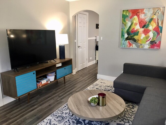 Photo - 1120 West Barry Ave - Garden Apartment