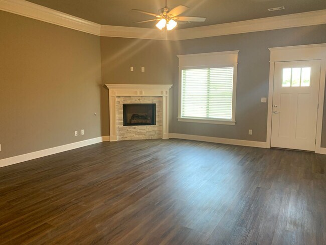 Foto del edificio - FIRST MONTHS RENT FREE! 3 BEDROOM HOUSE! L...