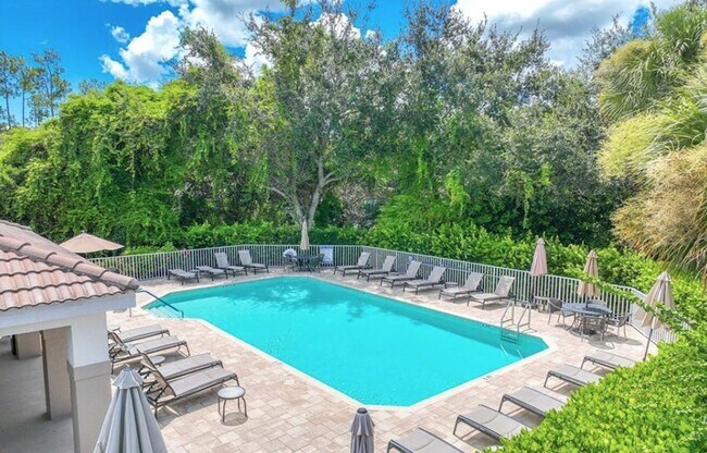 Building Photo - ** GOLF ENTHUSIASTS? ** PRESTIGIOUS VANDERBILT COUNTRY CLUB ** BEAUTIFUL 3 BED-2 BATH CONDO WITH ...