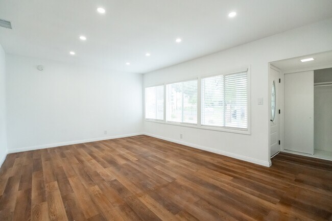 Foto del edificio - 15942 Devonshire St