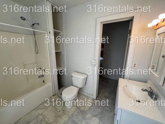 Building Photo - $900- 4 bed 1 bath - Single Family Home