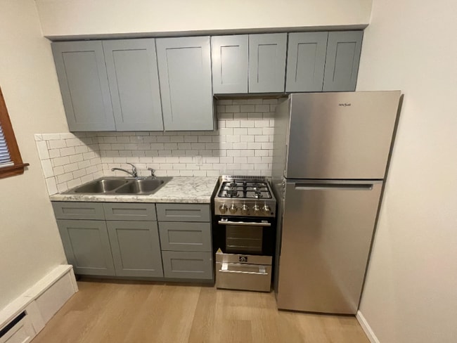 Foto del edificio - 616 Ivy Ave E