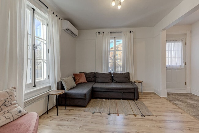 Building Photo - 1140 Avenue Royale-SI ID1634792P