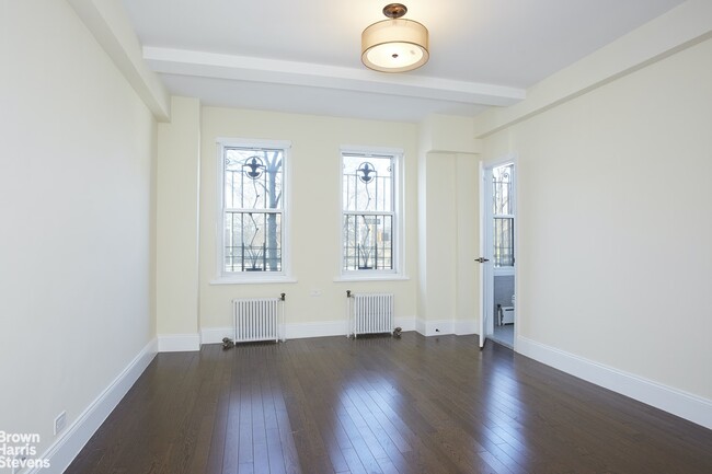 Building Photo - SPACIOUS 2-BED / 2-BATH ON PARK