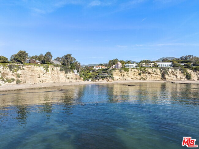 Building Photo - 6671 Dume Dr