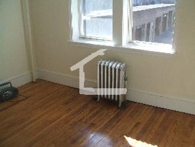Foto del edificio - Nicely updated 3 bedroom near BU