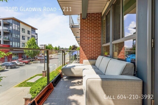 Building Photo - Bright Corner Condo with 2 Parking