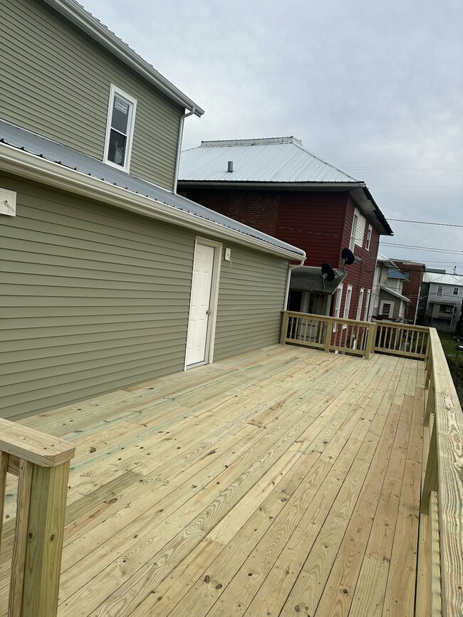 Building Photo - 225 N 6th St