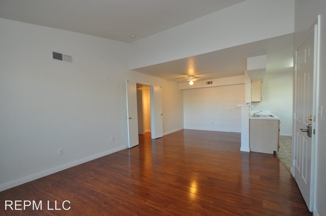 Building Photo - 8108 W Flamingo Rd
