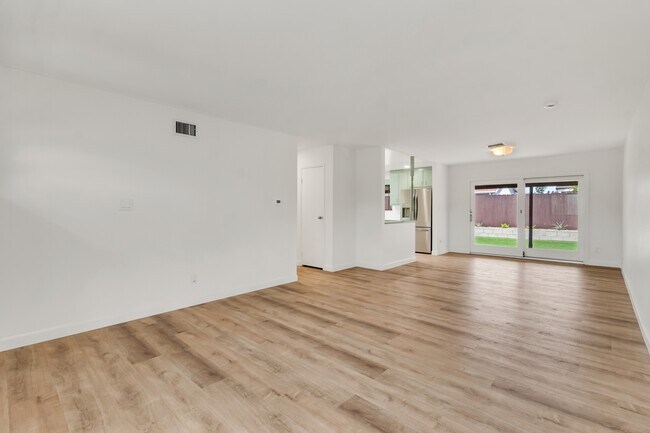 Building Photo - 4820 Cobb Dr