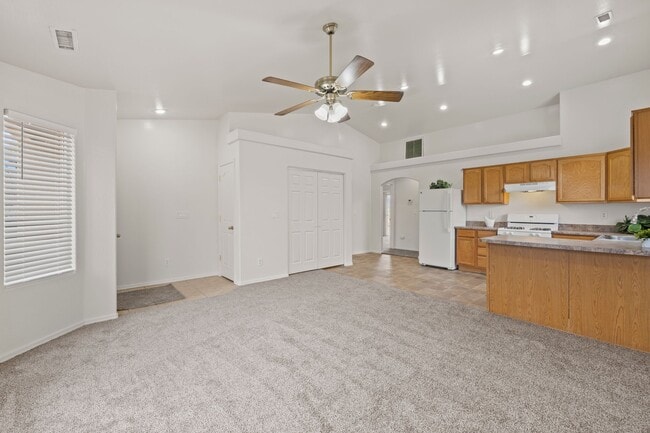 Building Photo - 3301 N Yavapai Rd E