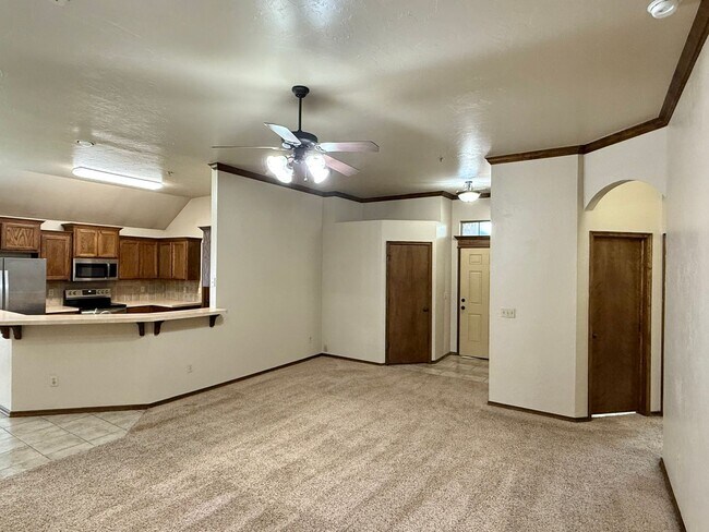 Foto del edificio - Gorgeous 4 Bed 2 Bath in Gated Community