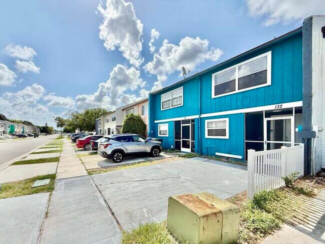 Foto del edificio - 2820 S Pines Dr