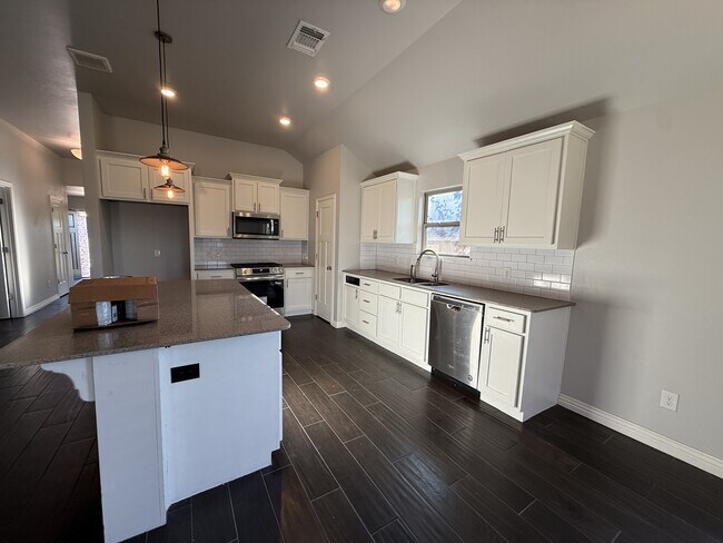 Building Photo - 4405 W Country Club Dr
