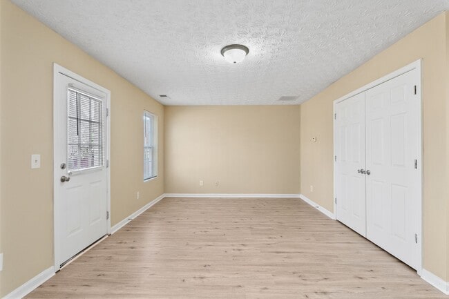 Building Photo - 3 Bedroom Townhome in Stonecrest!