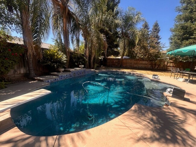 Building Photo - Beautiful home for rent in Visalia!