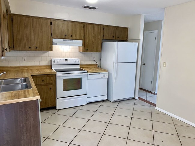 Building Photo - 4 bedroom with fenced yard