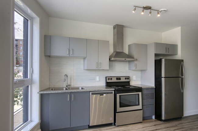 Building Photo - 6600 Av. de Darlington