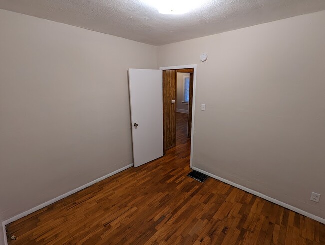 Building Photo - 908 W Eureka St