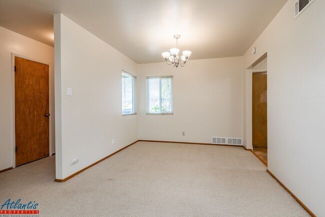 Foto del edificio - Lovely Home | Nice Backyard | Attached Garage
