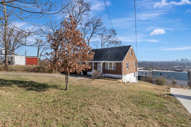 Building Photo - 2118 Summitt Ave