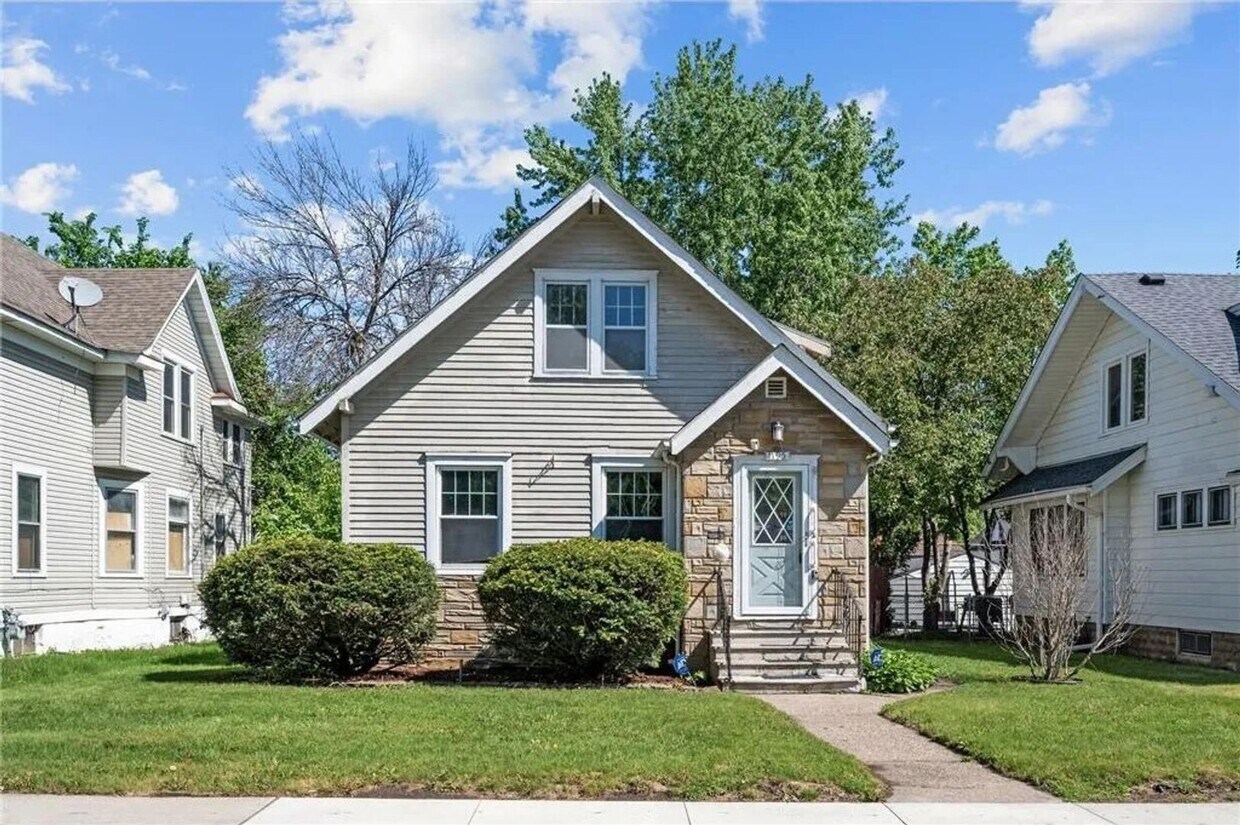 Foto principal - Updated 3 BR/1 BA Single-Family Home in St...