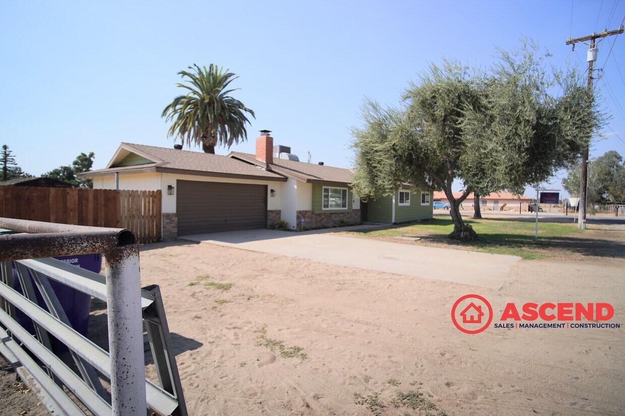 Foto principal - 3 Bed / 2 Bath Home on 2 Acres of Cattle L...