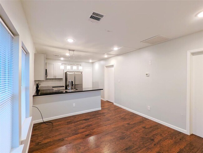 Foto del edificio - 303 North Loop