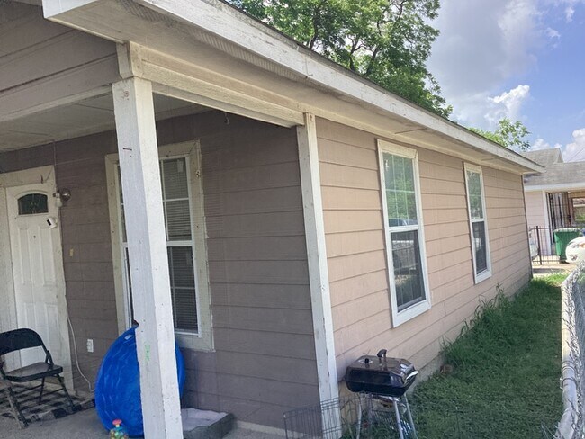 Building Photo - 606 S. Chupaderas