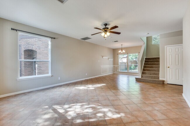Building Photo - 4 Bedroom/2.1 Bathroom Oak Ridge Village