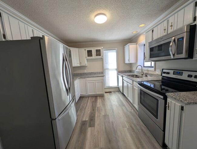 Building Photo - Gorgeous Brick 4 bedroom, 4 bathroom home located in the Farmwood community in Minthill!