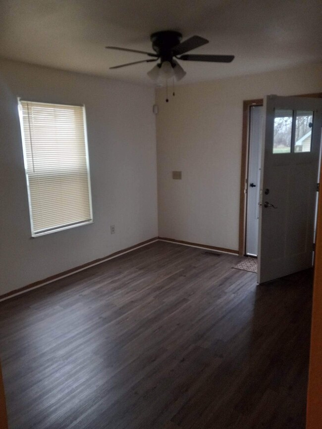 Building Photo - 1391 W Woodruff Ave