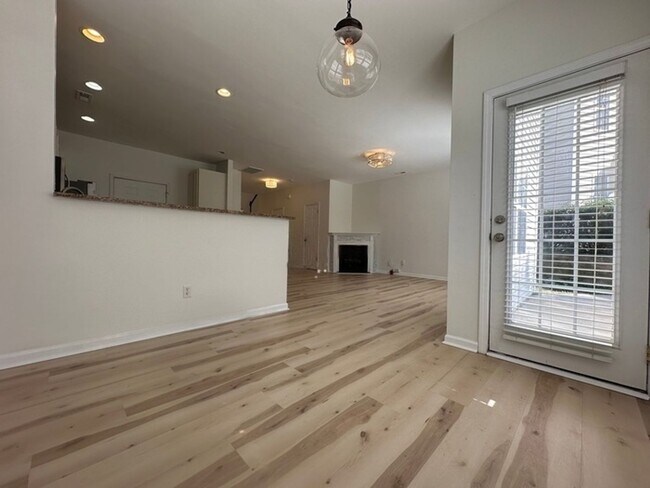 Building Photo - Beautifully Updated 2/2.5 Home in Desirabl...