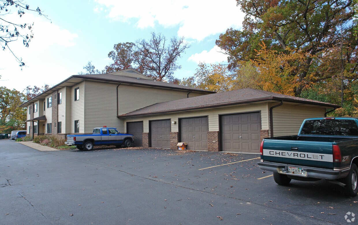 2550 Hidden Cir, Waterford, WI 53185 Apartments in Waterford, WI