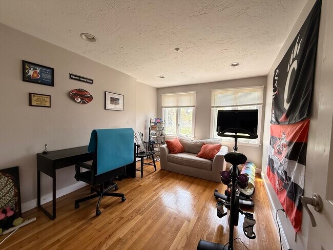 Foto del edificio - 26 Hammond Pond Pkwy