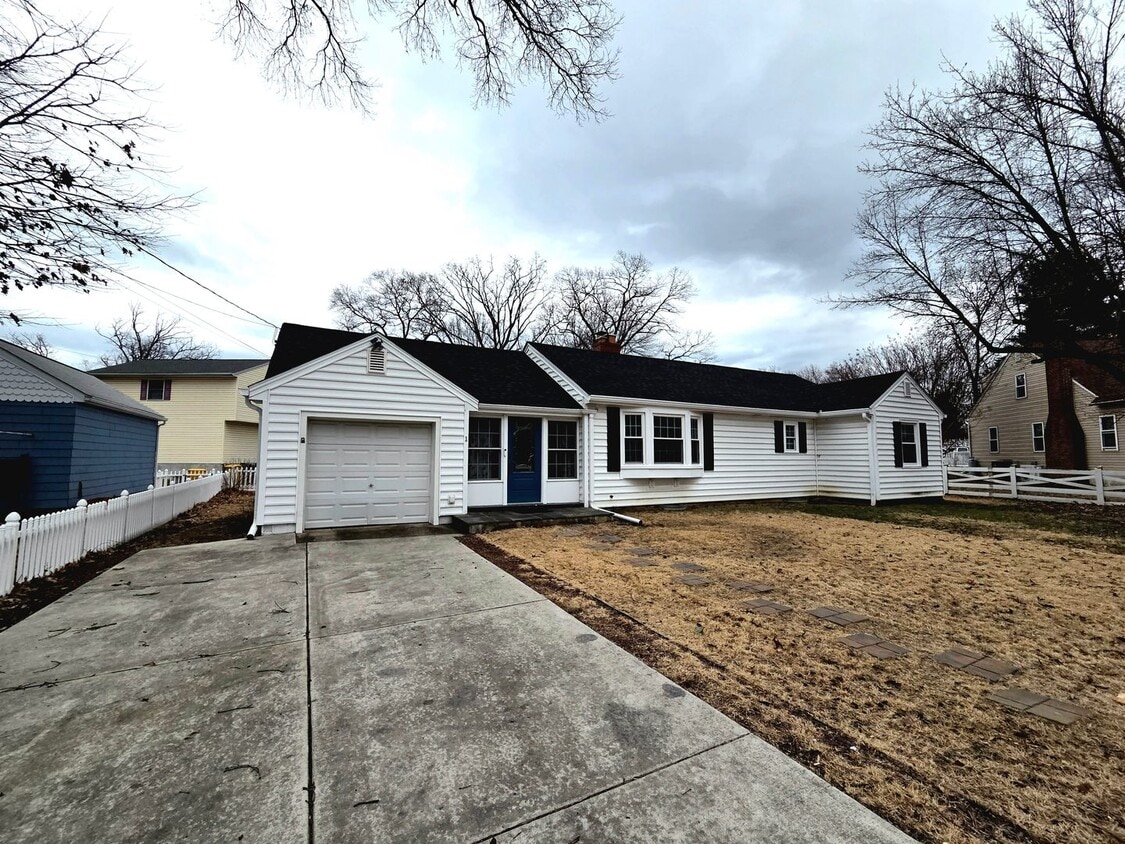 Foto principal - Beautiful 3 BR/1.5 BA Single-Family Home i...