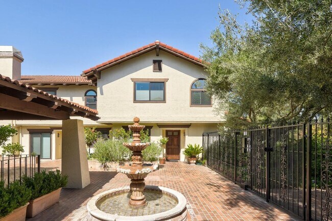 Building Photo - Meticulous 2 Bed 2.5 Bath End Unit Townhom...