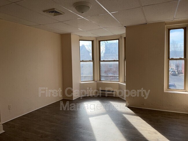 Building Photo - 553 W King St