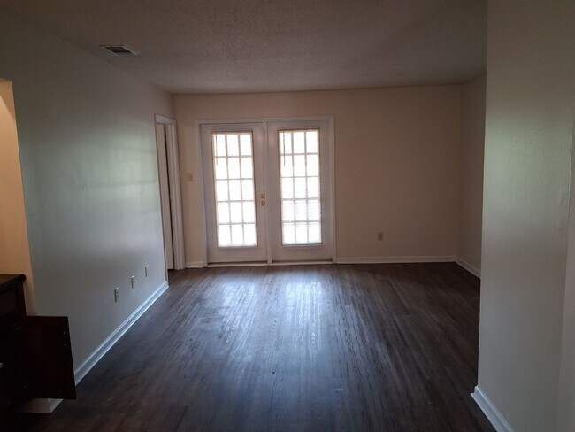 Foto del edificio - 2110 Lennox St