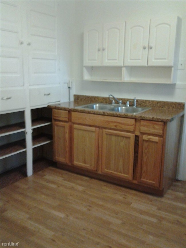 Foto del edificio - 6 br, 2 bath House - 415 Eldred St