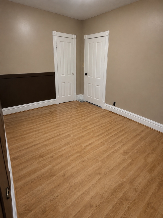 Building Photo - Town House: 2 bedroom & 1 bathroom