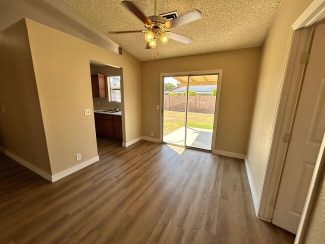 Building Photo - *NEW* Paint *NEW* Flooring *NO* HOA Glenda...