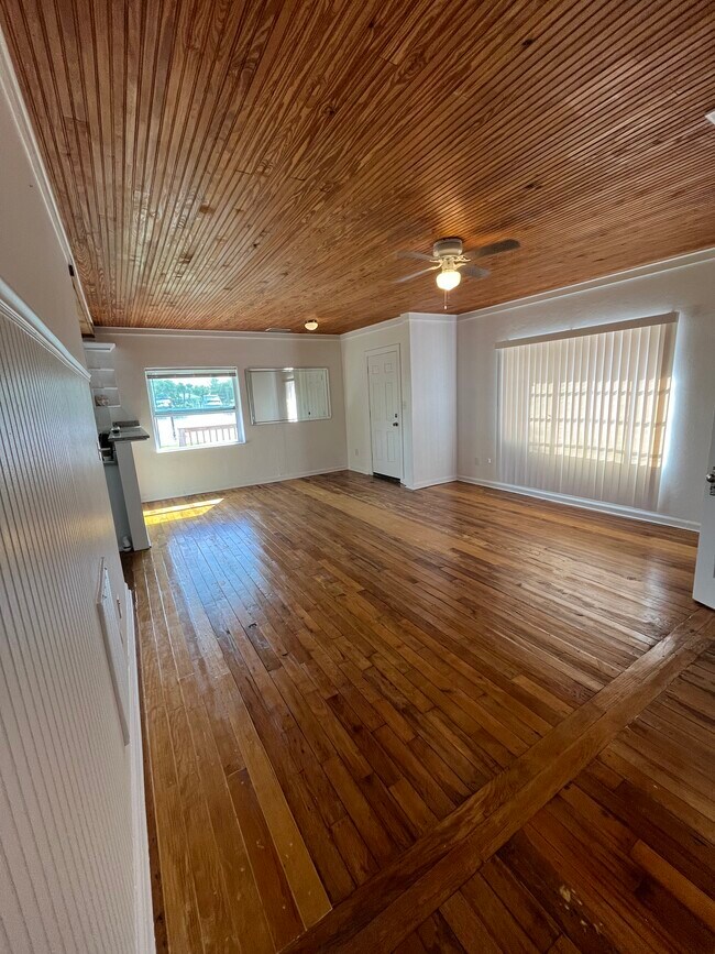 Building Photo - 412 Riverside Dr